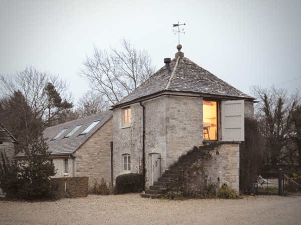 High Cogges Farm Holiday Cottages – The Granary Image 1