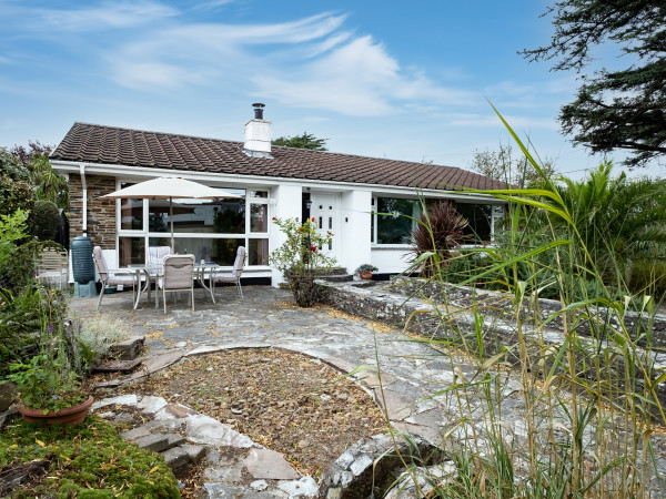 Longhouse Bungalow, Rock