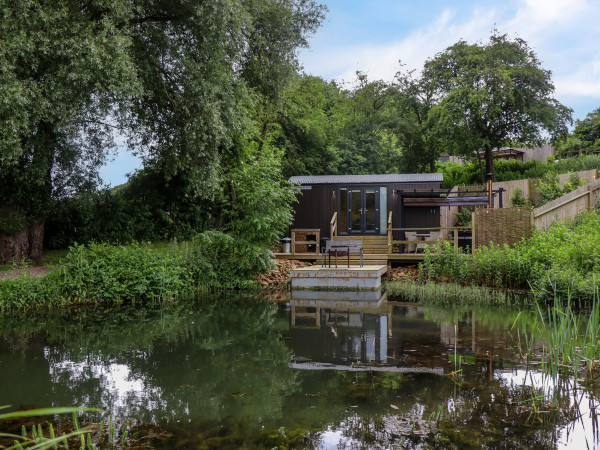 The Shepherds Hut at Bridge Lake Farm &amp; Fishery Image 1