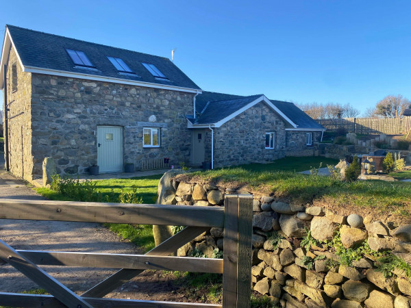 Bwthyn Gwenyn Yr Haf (Summer Bee Barns), Nefyn