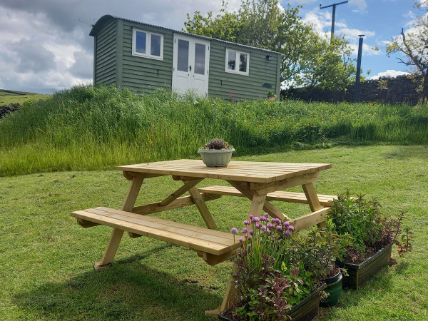 The Journeyman Luxury Shepherds Hut, Barnoldswick