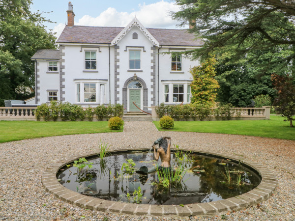 Plas Cerrig Hall, Crossways Road, Caerwys