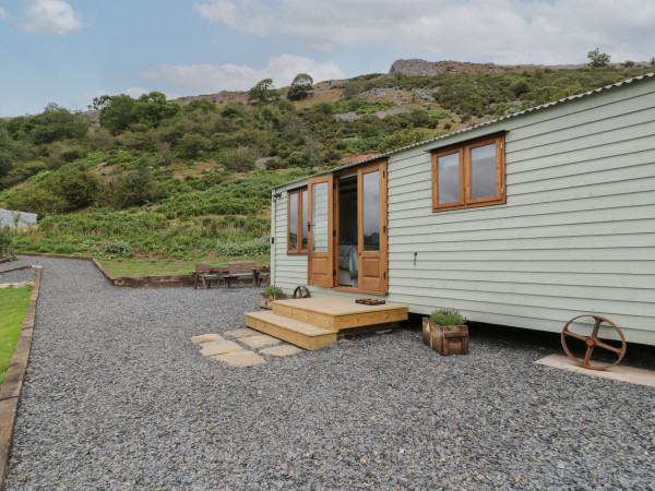 Tan Y Castell Shepherds Hut Image 1