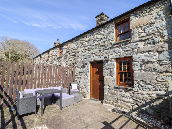 Cwm Yr Afon Cottage Image 1