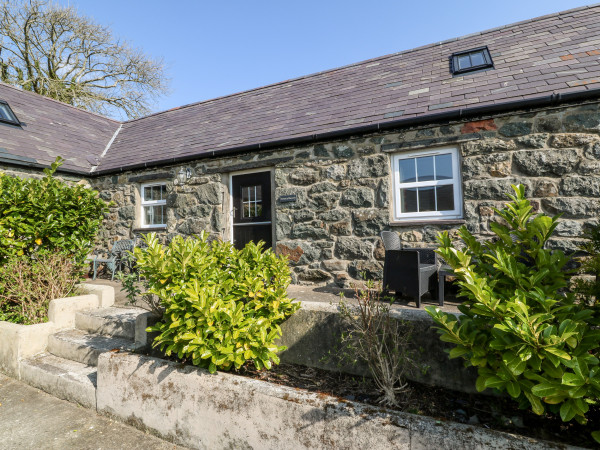 Bwthyn y Dderwen (Oak Cottage) Image 1