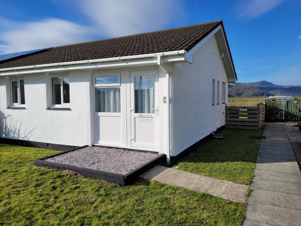 48 Glan Y Mor Image 1